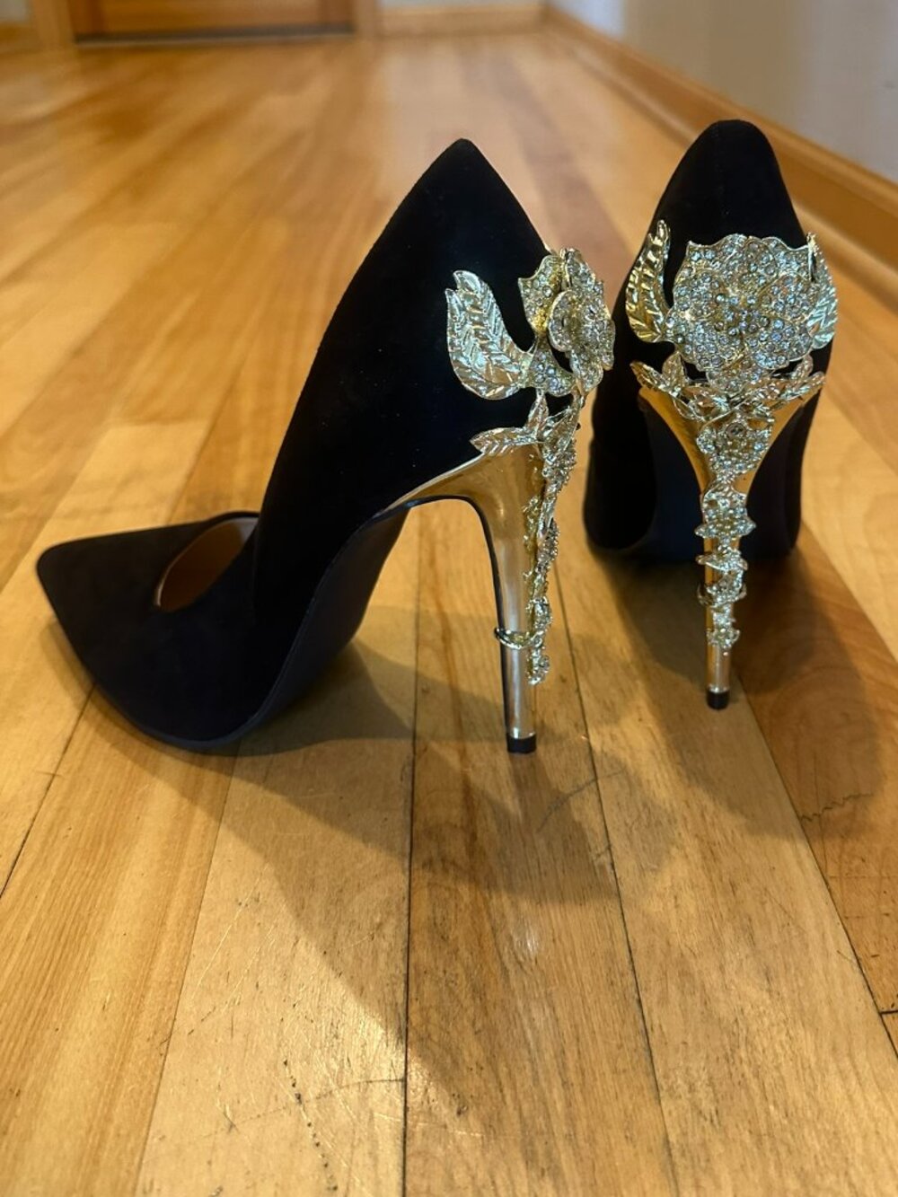 Black Dressy High Heeled Shoes Gold Ornate Floral Jeweled Heels Size 10 JustFab